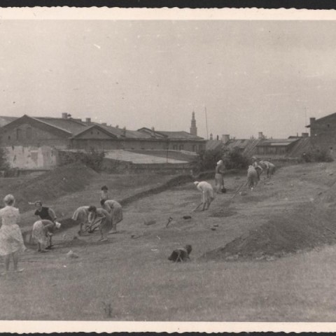 Powiększ obraz: Prace ziemne w okresie PRL-u