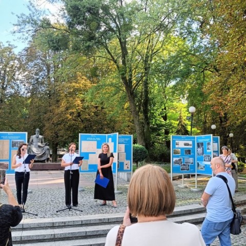 Powiększ obraz: grupa osób oglądająca wystawę