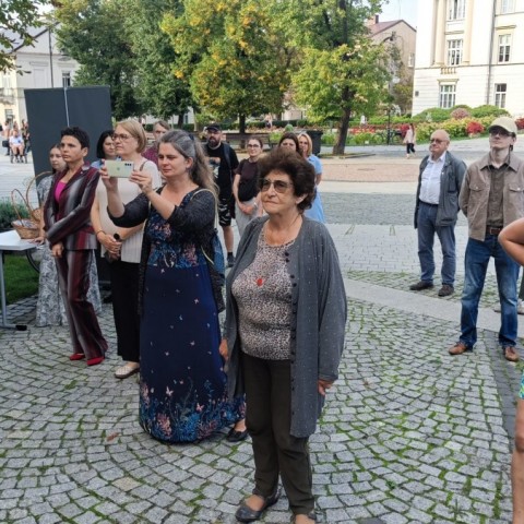 Powiększ obraz: grupa osób oglądająca wystawę