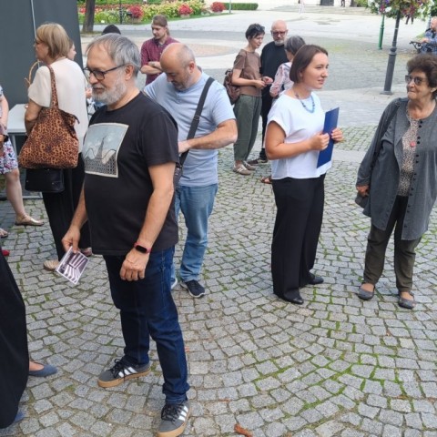 Powiększ obraz: grupa osób oglądająca wystawę