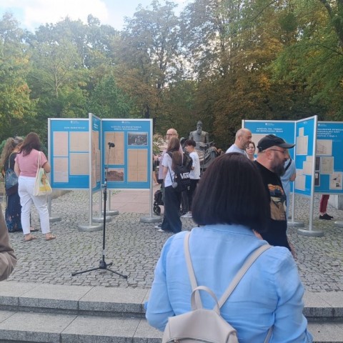 Powiększ obraz: grupa osób oglądająca wystawę