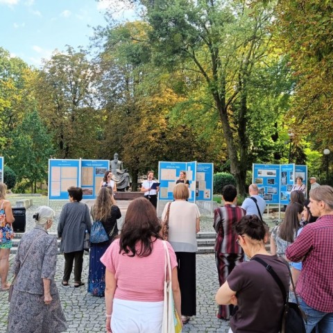 Powiększ obraz: grupa ludzi oglądająca wystawę