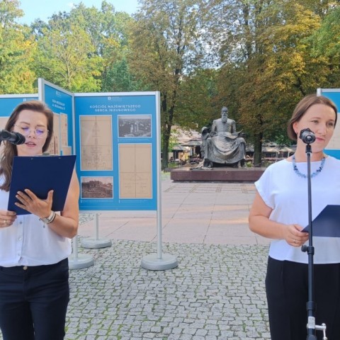 Powiększ obraz: Dwie kobiety na tle plansz wystawowych