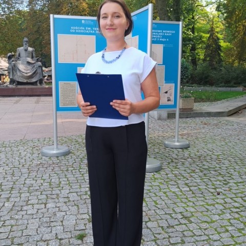 Powiększ obraz: kobieta na tle wystawy