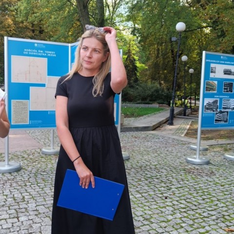 Powiększ obraz: kobieta na tle wystawy